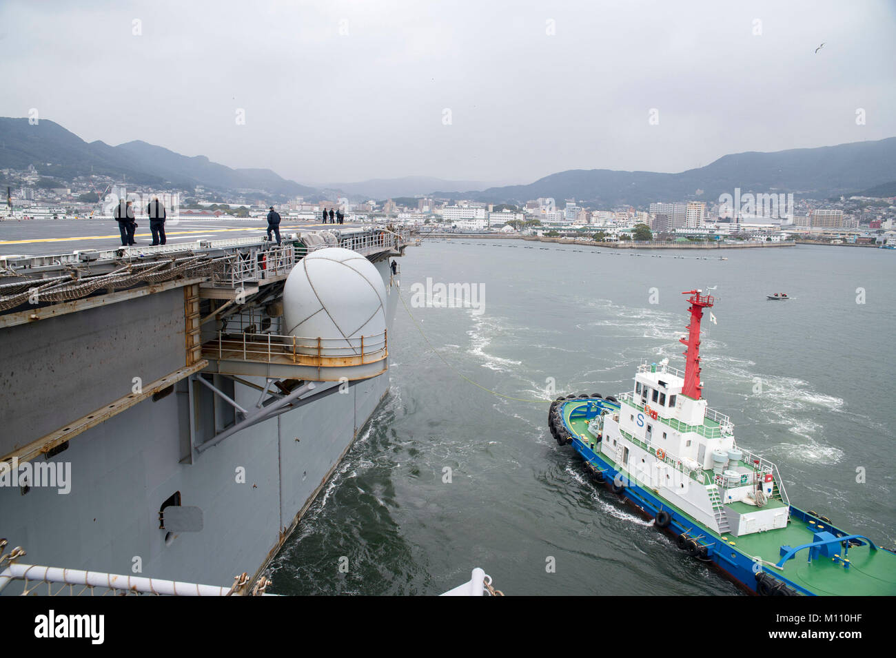 180123-N-XK809-073 Sasebo, Giappone (GEN. 23, 2018) l'assalto anfibio nave USS Bonhomme Richard (LHD 6) si diparte Sasebo in Giappone. Bonhomme Richard è in corso conducendo una disponibilità per la valutazione del mare davanti a un regolarmente programmati in pattuglia il Indo-Asia-regione del Pacifico. (U.S. Foto di Marina di Massa lo specialista di comunicazione 2a classe William Sykes/rilasciato) Foto Stock