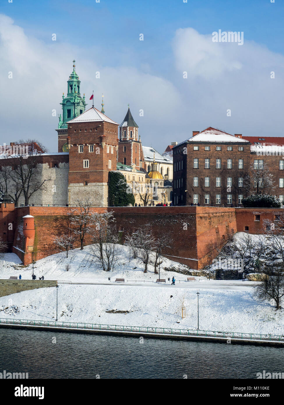 KrakÃ³W, Polonia. Storico castello reale di Wawel, cattedrale rinascimentale ad Sigmund Cappella con cupola dorata e il fiume Vistola in inverno. Foto Stock