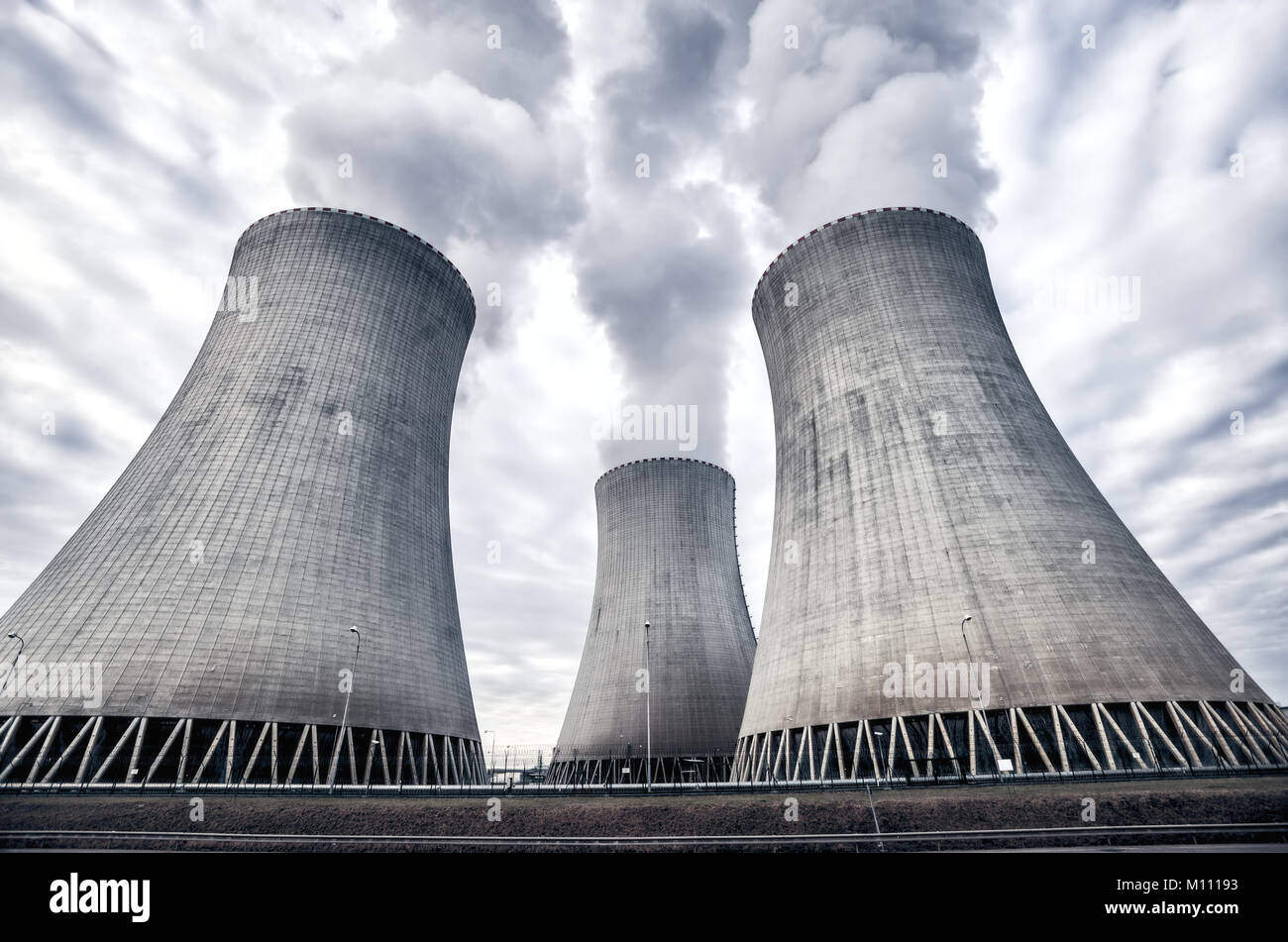 Emissione di fumo bianco proveniente dalle torri di raffreddamento della centrale nucleare di Temelin nella Repubblica ceca, in Europa Foto Stock