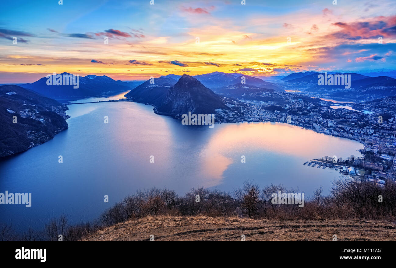 Tramonto spettacolare sul lago di Lugano in Alpi svizzere, Ticino, Svizzera Foto Stock