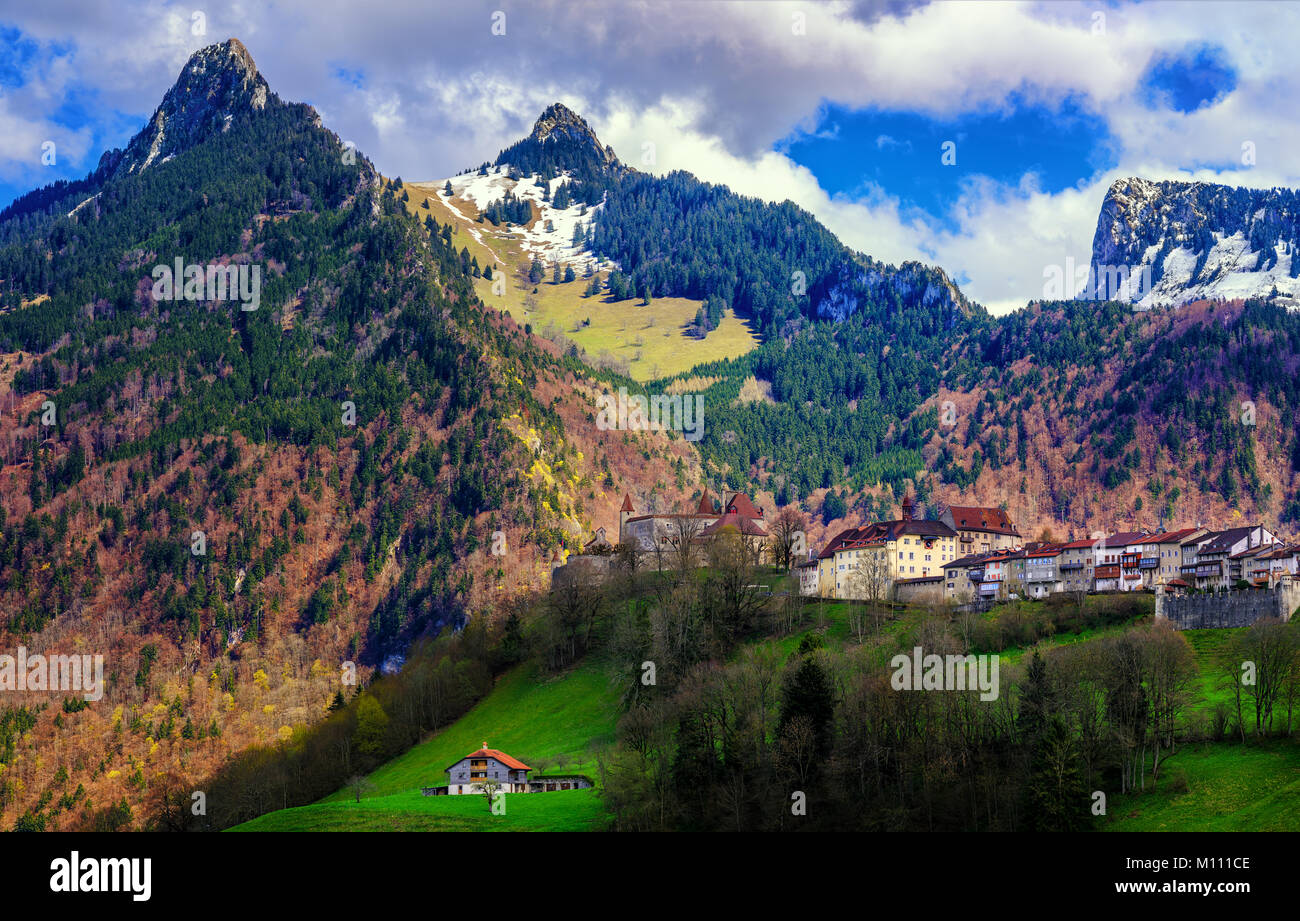 Paesaggio alpino intorno Gruyeres comune, cantone di Friburgo, alpi svizzere, Svizzera Foto Stock