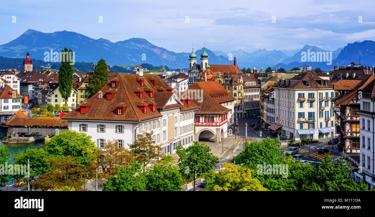 Vista panoramica della città vecchia di Lucerna, Svizzera e Alpi Svizzere montagne Foto Stock