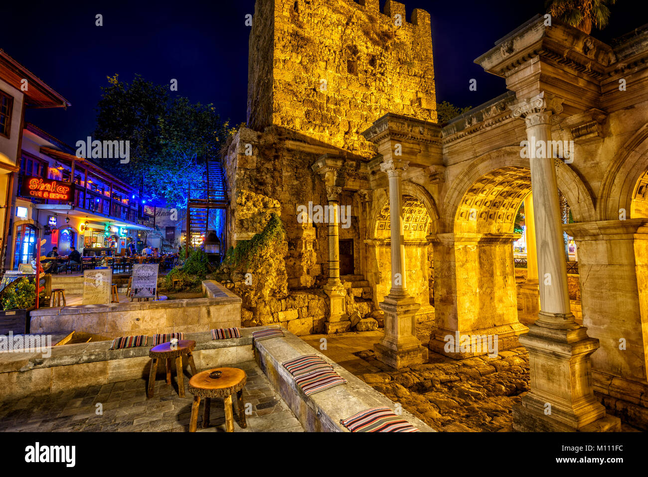 Antalya, Turchia - 12 ottobre: il romano antico la Porta di Adriano è una popolare attrazione turistica con molti caffè e ristoranti intorno. Antalya, Turchia Foto Stock