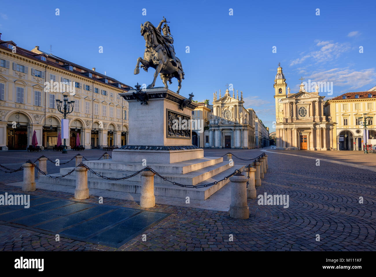 Piazza San Carlo e il monumento in bronzo di Emanuele Filiberto, Duca di Savoia, su un cavallo, nel centro della città di Torino, Italia Foto Stock