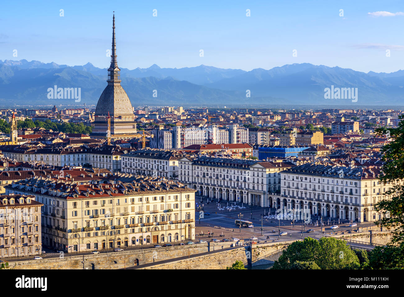 Il centro della città di Torino con la Mole Antonelliana tower e Alpi panorama, Torino, Italia Foto Stock