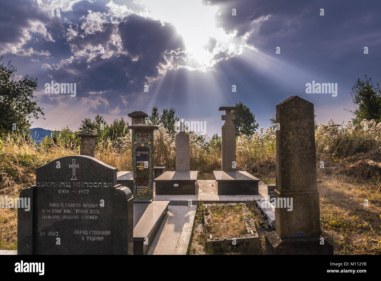 Piccolo cimitero su una montagna tra Guca città e villaggio Vuckovica in Lucani comune, Moravica distretto di Serbia Foto Stock