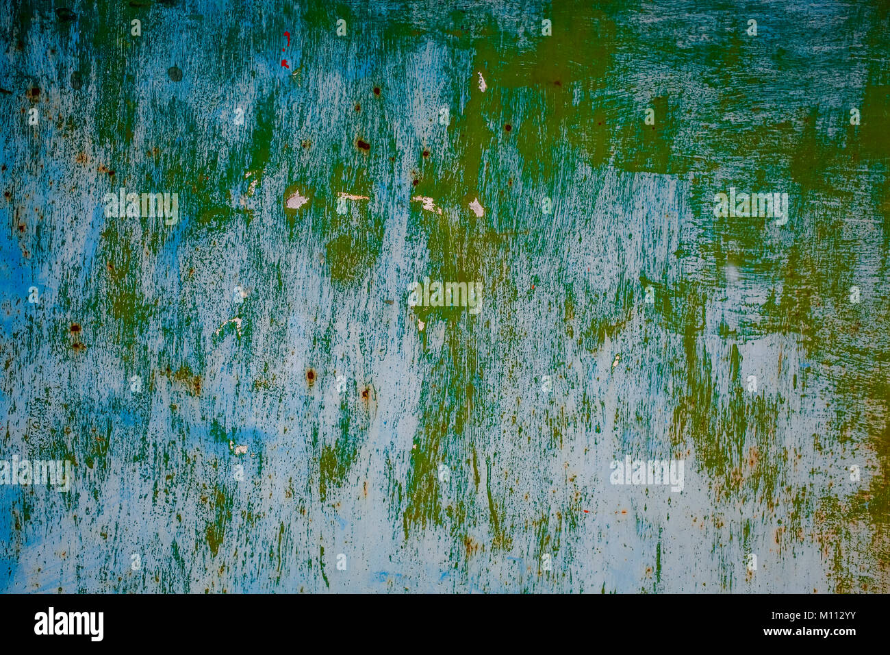 Sul vecchio arrugginito verde foglia metallica scaglie di vernice e di diversi punti Foto Stock