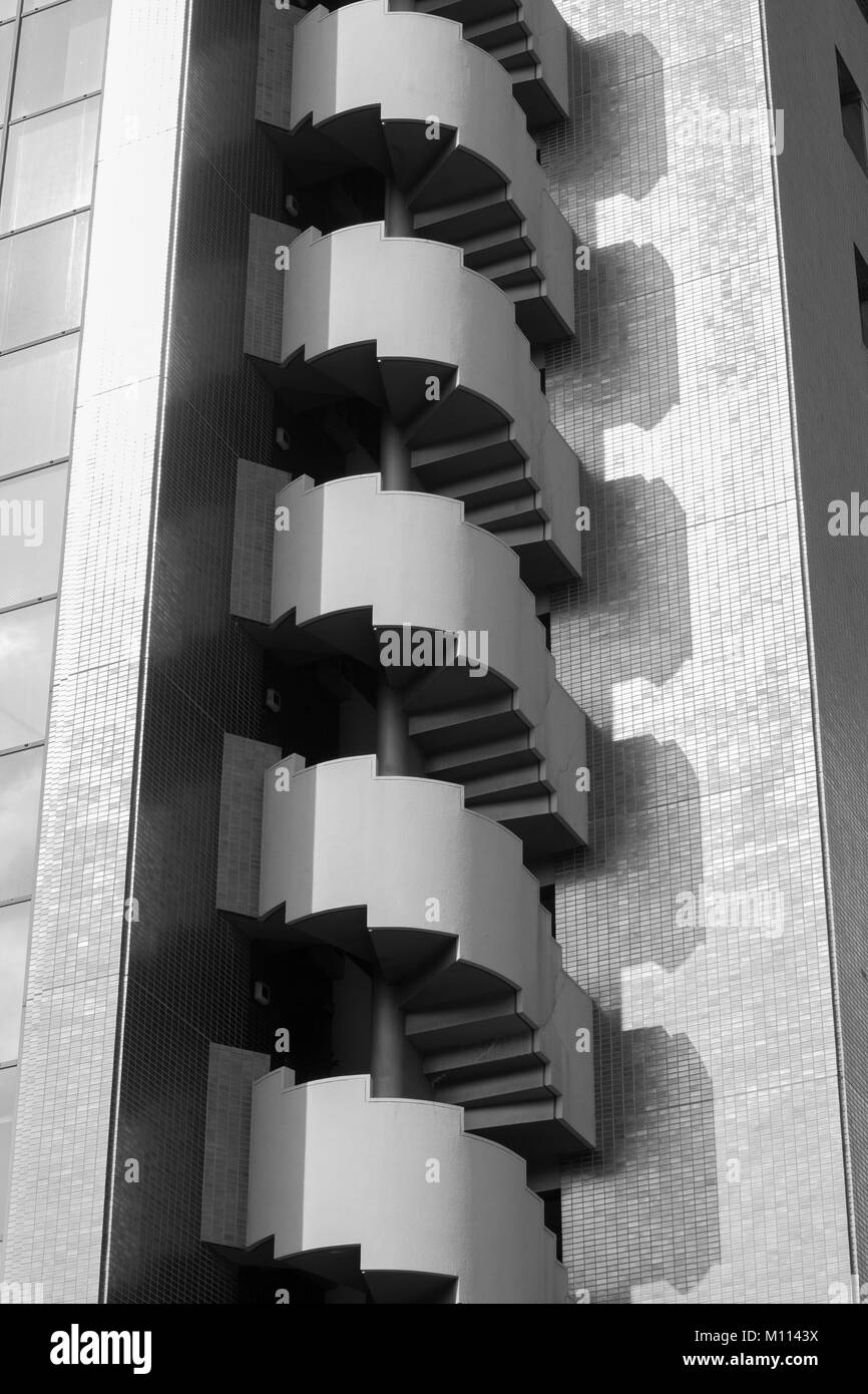 Le scale esterne sul giapponese edificio di appartamenti Foto Stock
