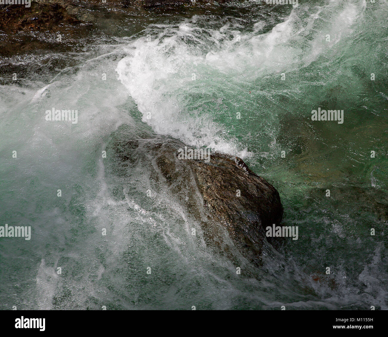 Fiume alpino cascading su una roccia Foto Stock