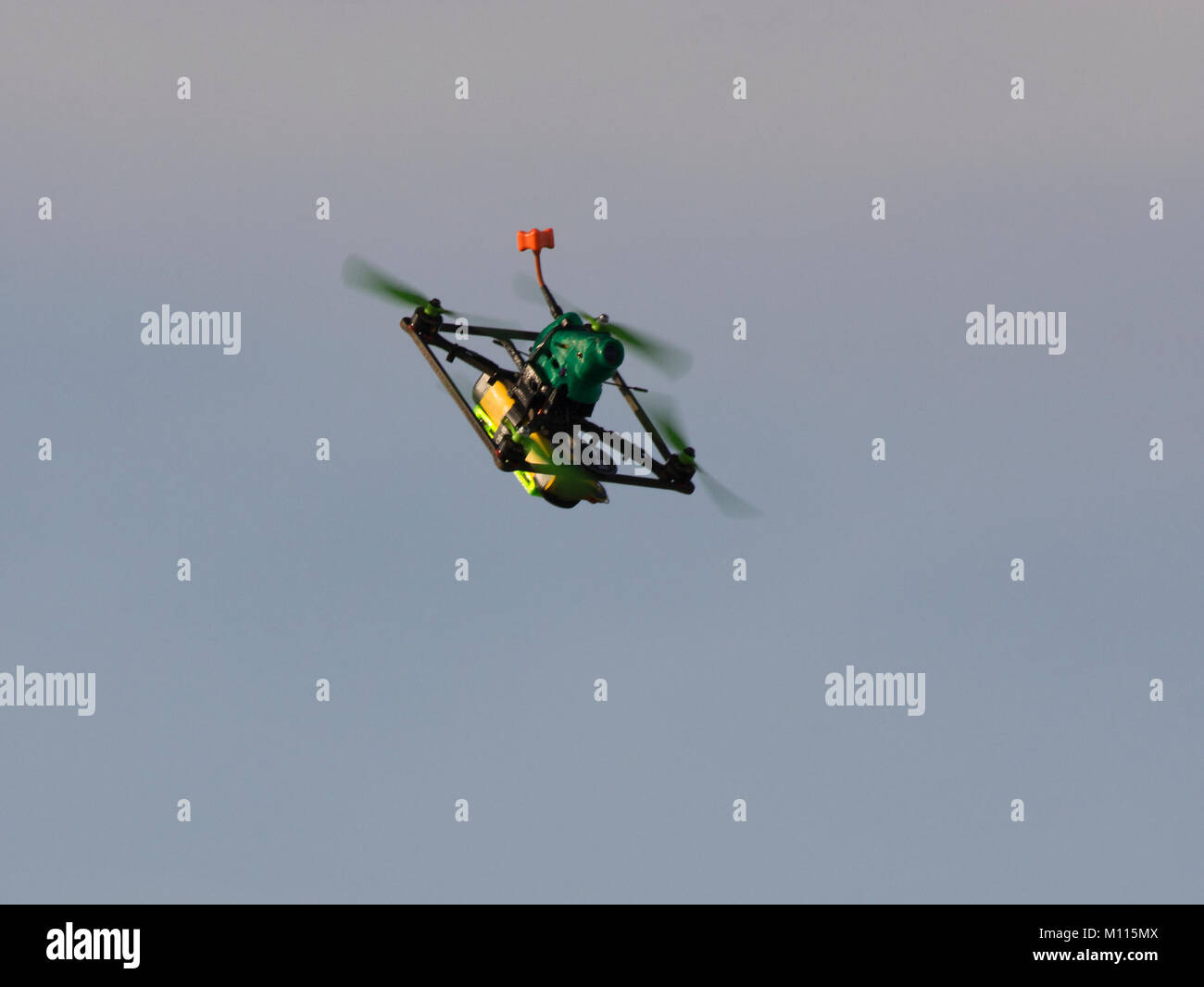 Piccolo drone in volo contro il cielo blu Foto Stock