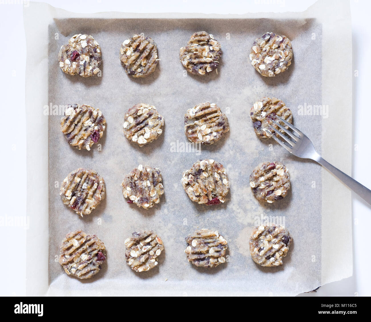 Data casalinga, mandorla e chocolate chip fragranti biscotti, pronto per la cottura. Foto Stock
