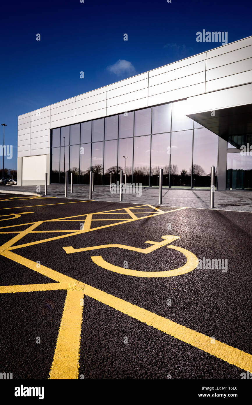 Un luminoso appena verniciato parcheggio disabili bay in Hampshire retail park. Foto Stock