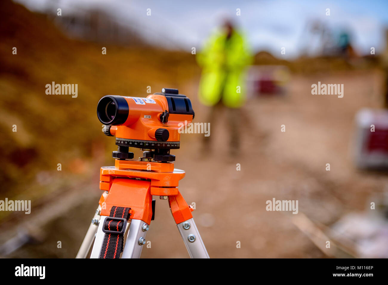 Equipaggiamento per il rilevamento in uso su un alloggiamento di sviluppo. Foto Stock