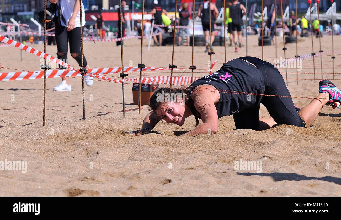 GIJON, Spagna - 19 settembre: Storm Race, una estrema ostacolo corso in settembre 19, 2015 a Gijon, Spagna. Guide di scorrimento è strisciato sotto il filo. Foto Stock