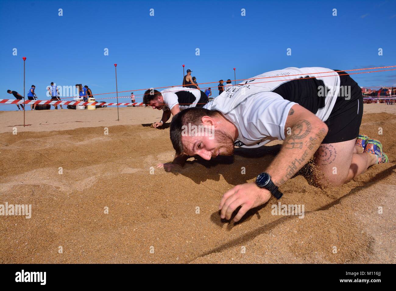 GIJON, Spagna - 19 settembre: Storm Race, una estrema ostacolo corso in settembre 19, 2015 a Gijon, Spagna. Guide di scorrimento è strisciato sotto il filo. Foto Stock