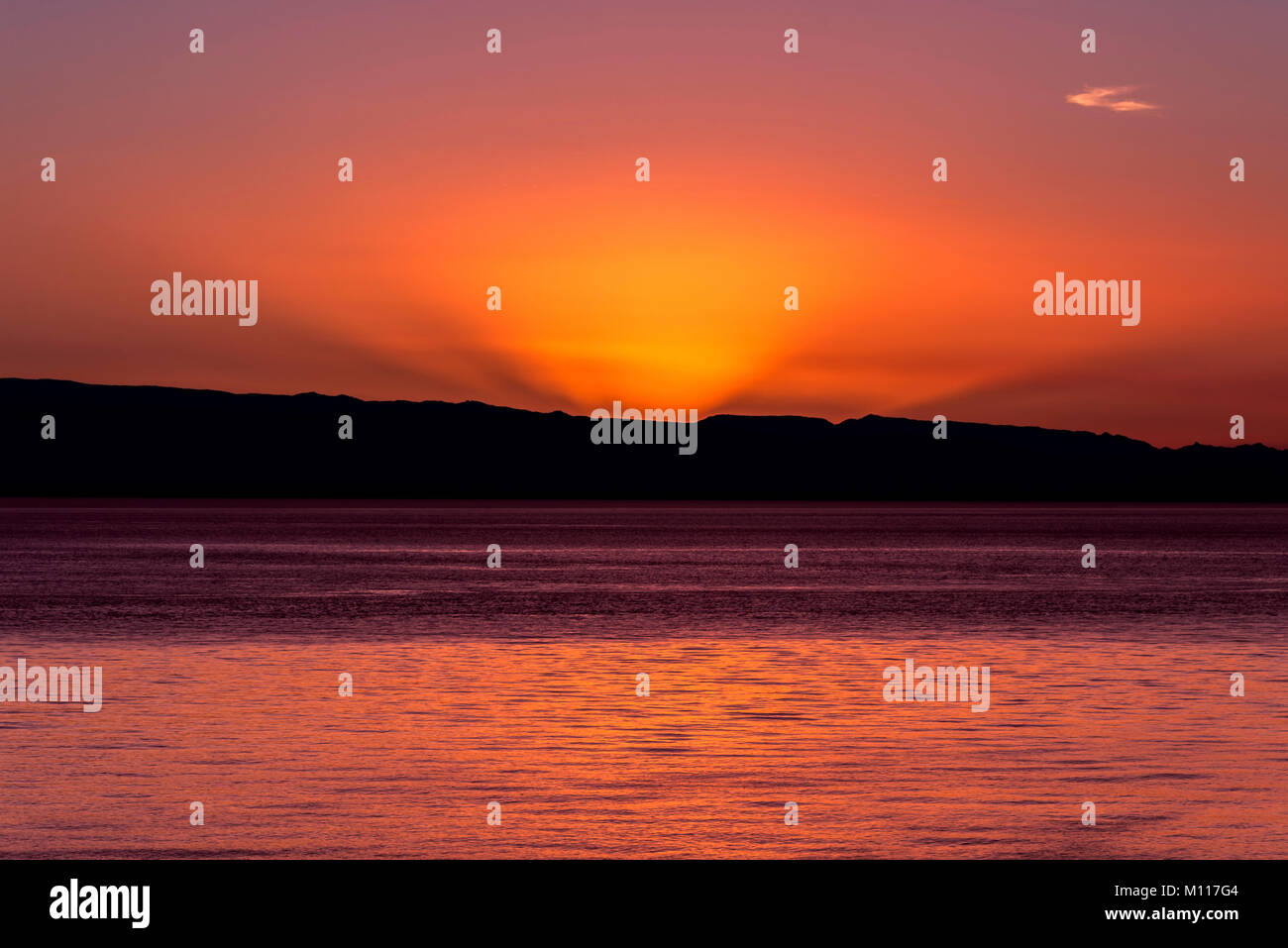 Sunrise al di sopra del mare Foto Stock