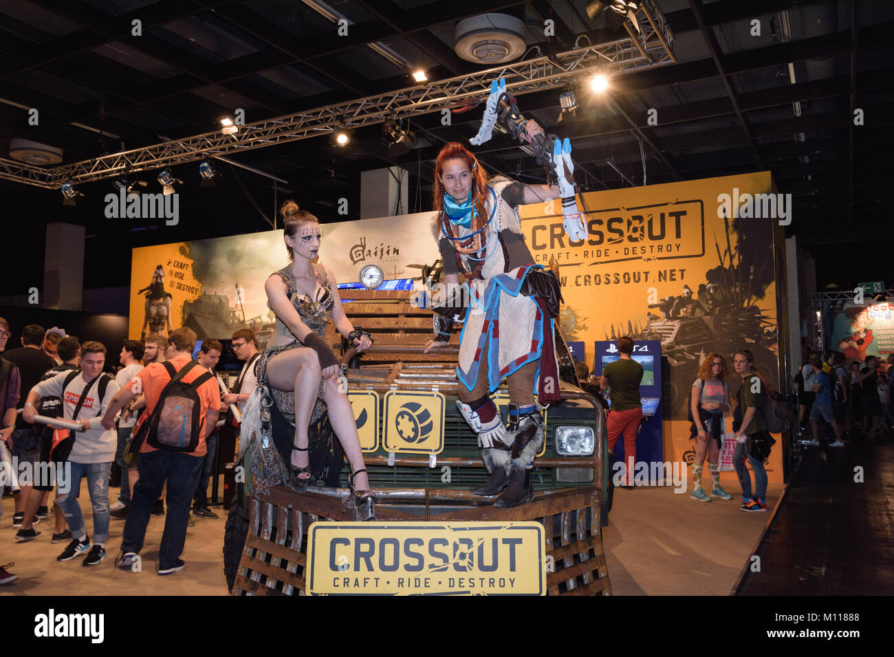Colonia, Germania - 24 agosto 2017: due cosplayers pongono allo stand del gioco Crossout a Gamescome 2017. Gamescom è un commercio equo per i video giochi. Foto Stock