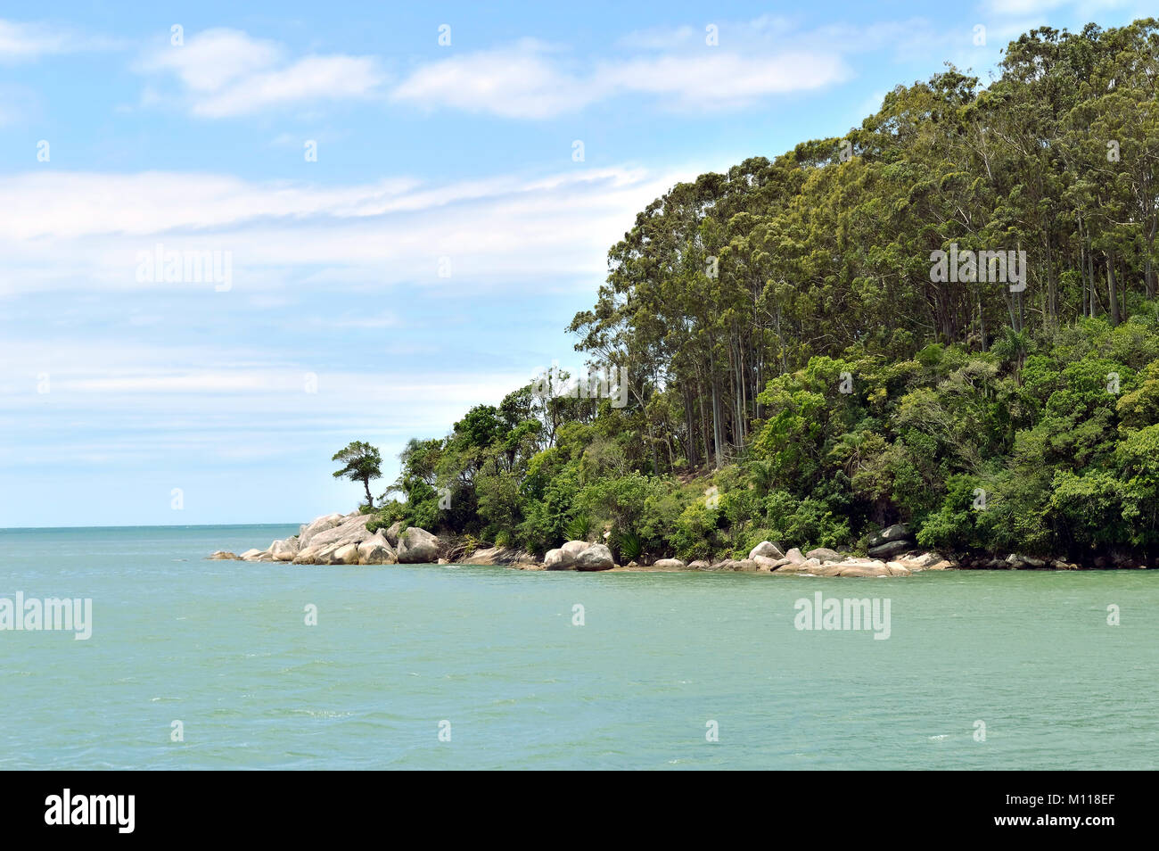 Scena tropicale con una verde collina con alberi, Oceano Atlantico e cielo blu Foto Stock