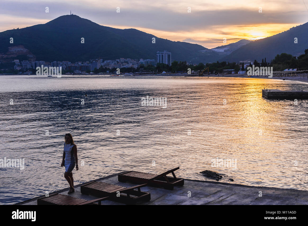 Tramonto nella città di Budva sul Mare Adriatico costa in Montenegro Foto Stock