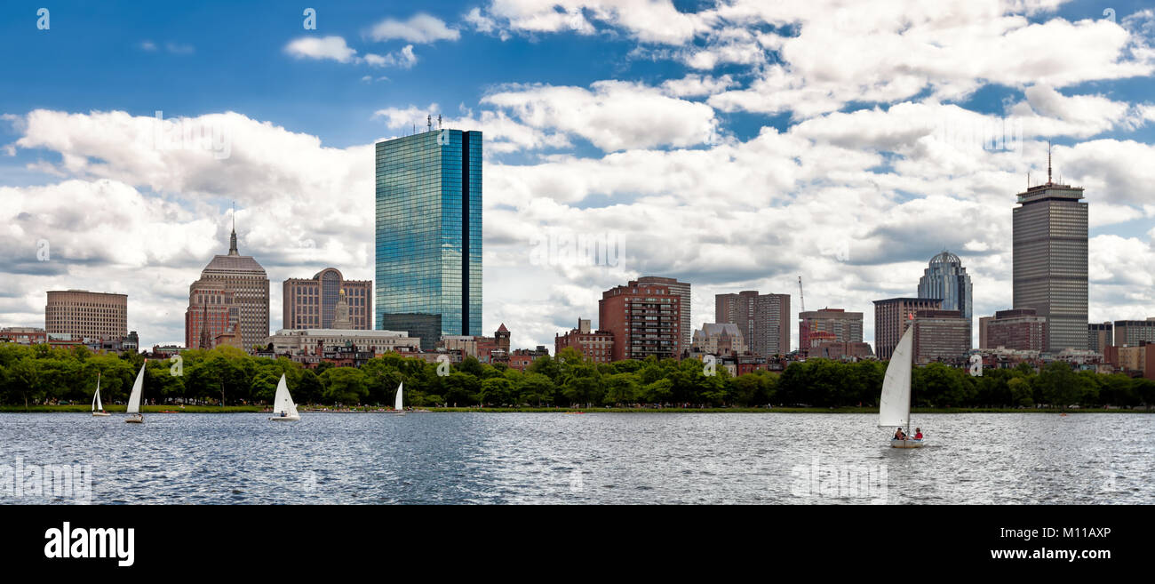 Una vista panoramica dello skyline di Boston, il lungomare e la storica Bay Bay quartiere visto dal fiume Charles. Piccole barche a vela sull'acqua. Foto Stock