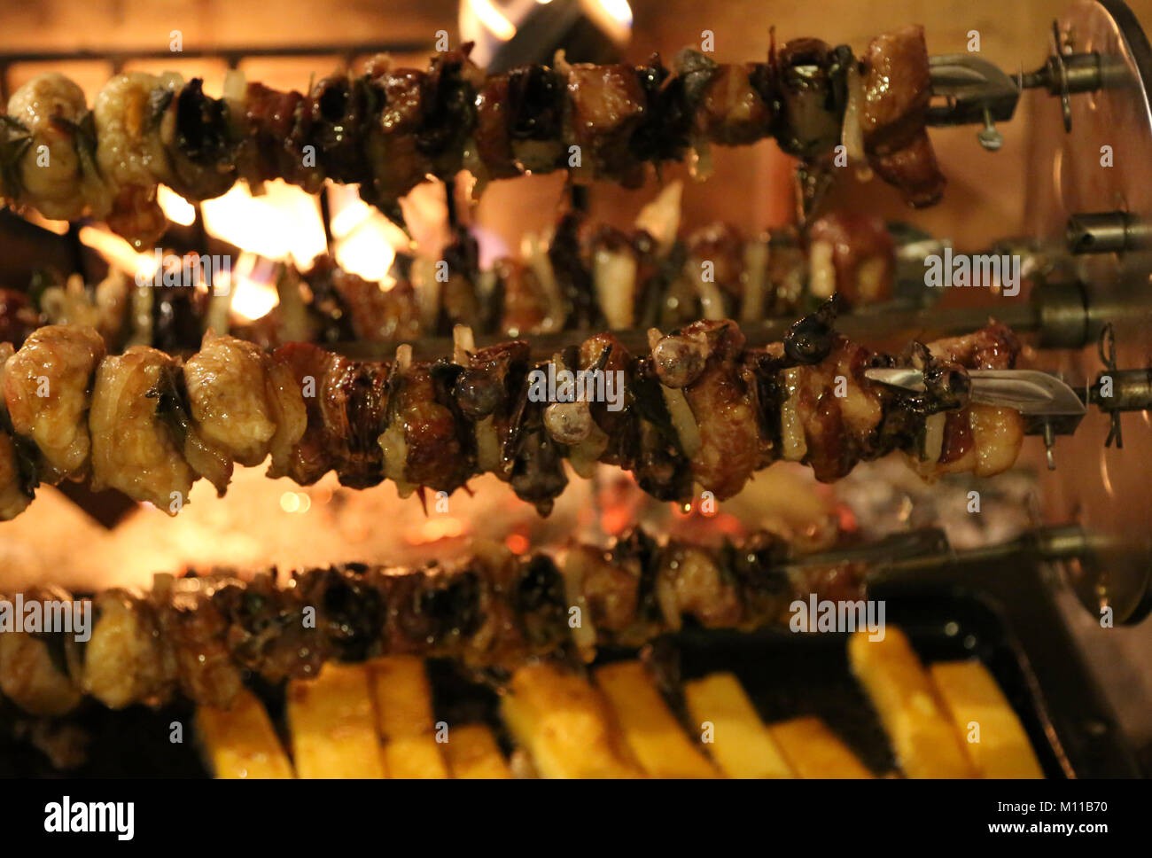 Molti piccoli uccelli arrostite su fuoco caldo Foto Stock