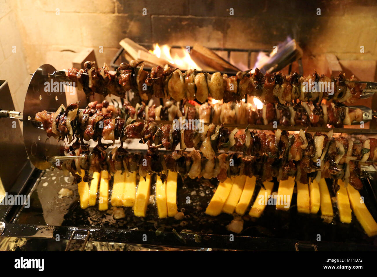 Molti piccoli uccelli cotta sul fuoco al camino di un ristorante Foto Stock