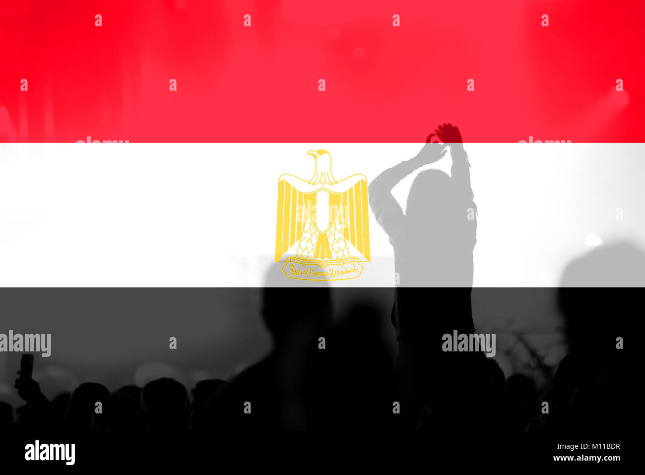La Folla di calcio, gli appassionati di calcio con i bracci sollevati con miscelazione di bandiera dell'Egitto Foto Stock