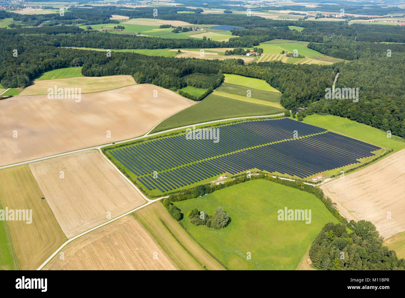 Vista aerea del campo con i pannelli solari, Türkenfeld, Baviera, Germania Foto Stock