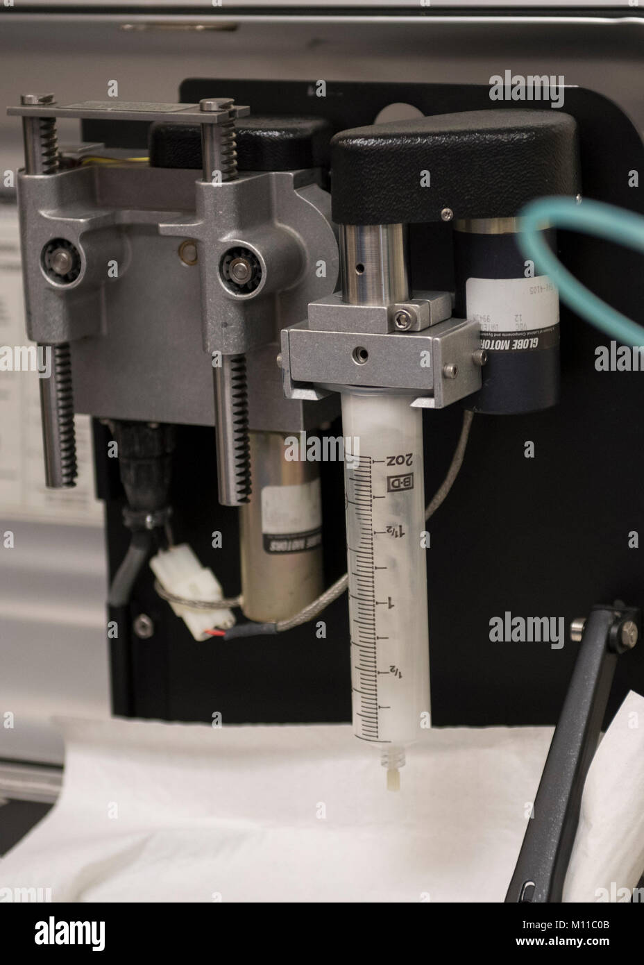 Un micro-separometer corre un campione di carburante mediante test gen. 24, 2018 a Kadena Air Base, Giappone. La Air Force Ufficio di petrolio è il punto di controllo di servizio per tutti difesa Agenzia di logistica del carburante relativi a problemi di supporto; la fornitura di una gamma completa di servizi professionali e tecnici relativi ai carburanti, propellenti, agenti chimici, lubrificanti, gas e criogenia per tutti i veicoli aerospaziali e sistemi e apparecchiature. (U.S. Air Force foto di Airman 1. Classe Greg Erwin) Foto Stock