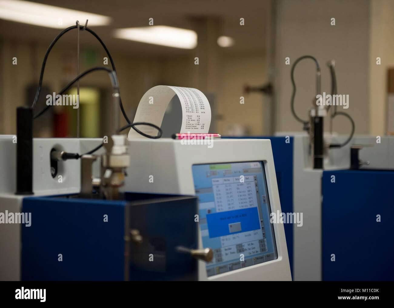 Una ricevuta di risultati stampa dopo distillazione test gen. 24, 2018 a Kadena Air Base, Giappone. La Air Force Ufficio di petrolio è il punto di controllo di servizio per tutti difesa Agenzia di logistica del carburante relativi a problemi di supporto; la fornitura di una gamma completa di servizi professionali e tecnici relativi ai carburanti, propellenti, agenti chimici, lubrificanti, gas e criogenia per tutti i veicoli aerospaziali e sistemi e apparecchiature. (U.S. Air Force foto di Airman 1. Classe Greg Erwin) Foto Stock
