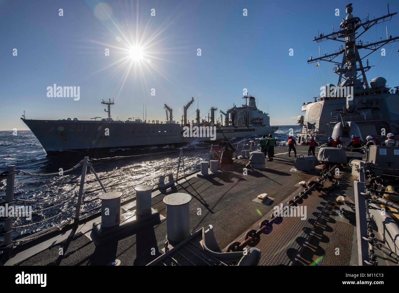 180122-N-KA046-0093 mare mediterraneo (GEN. 22, 2018) Il Arleigh Burke-class guidato-missile destroyer USS Carney (DDG 64) conduce a una ricostituzione in mare con la flotta oliatore di rifornimento USNS Patuxent (T-AO 201). Carney è distribuita a Rota, Spagna, sulla sua quarta patrol NEGLI STATI UNITI Sesta flotta area di operazioni a sostegno degli enti regionali alleati e partner, e degli Stati Uniti gli interessi di sicurezza nazionali in Europa. (U.S. Foto di Marina di Massa lo specialista di comunicazione 2a classe James R. Turner/rilasciato) Foto Stock