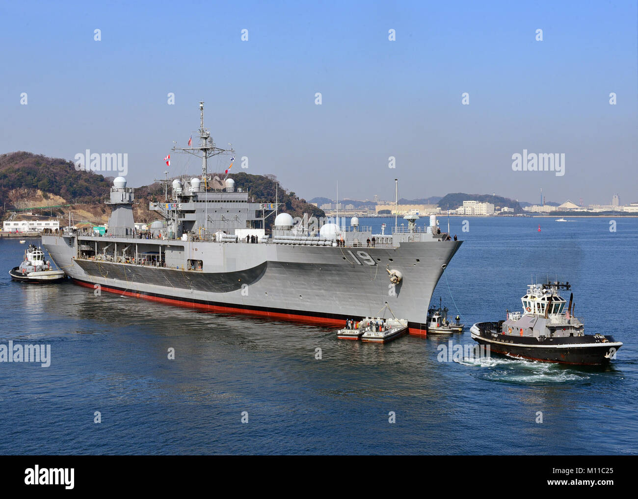 180121-N-NM917-035 Yokosuka, Giappone (GEN. 21, 2018), Stati Uniti 7 ammiraglia della flotta USS Blue Ridge (LCC 19) restituisce al Molo 9 dopo un esteso bacino di carenaggio al periodo di attività della flotta Yokosuka. La nave e il suo equipaggio ora entrare in un finale di mantenimento e la fase di training in preparazione per diventare pienamente la missione pronto per le operazioni. (U.S. Foto di Marina di Massa lo specialista di comunicazione 2a classe Giordania KirkJohnson/rilasciato) Foto Stock