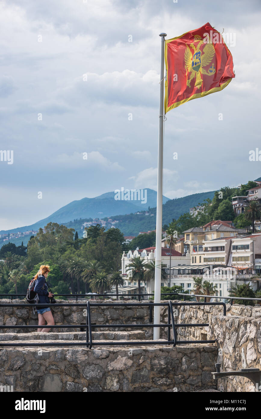 Bandiera del Montenegro sul Forte Mare fortezza nel Herceg Novi città sul mare Adriatico costa in Montenegro Foto Stock