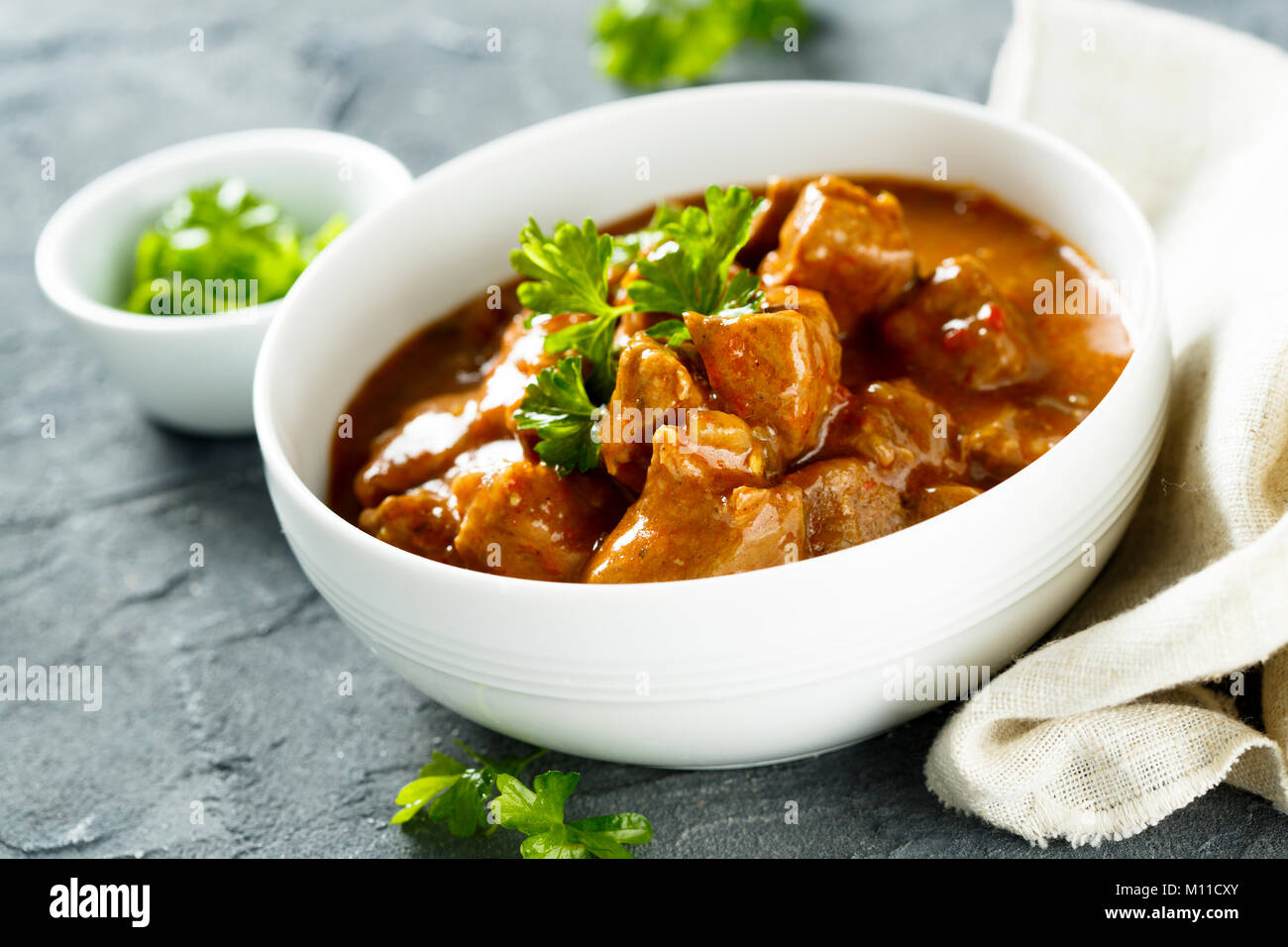 Gulasch di manzo con pomodori Foto Stock