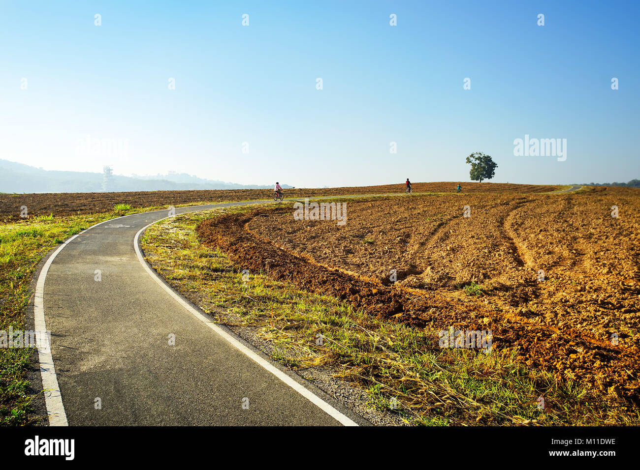 Andare in bici nella natura cielo chiaro sfondo Foto Stock