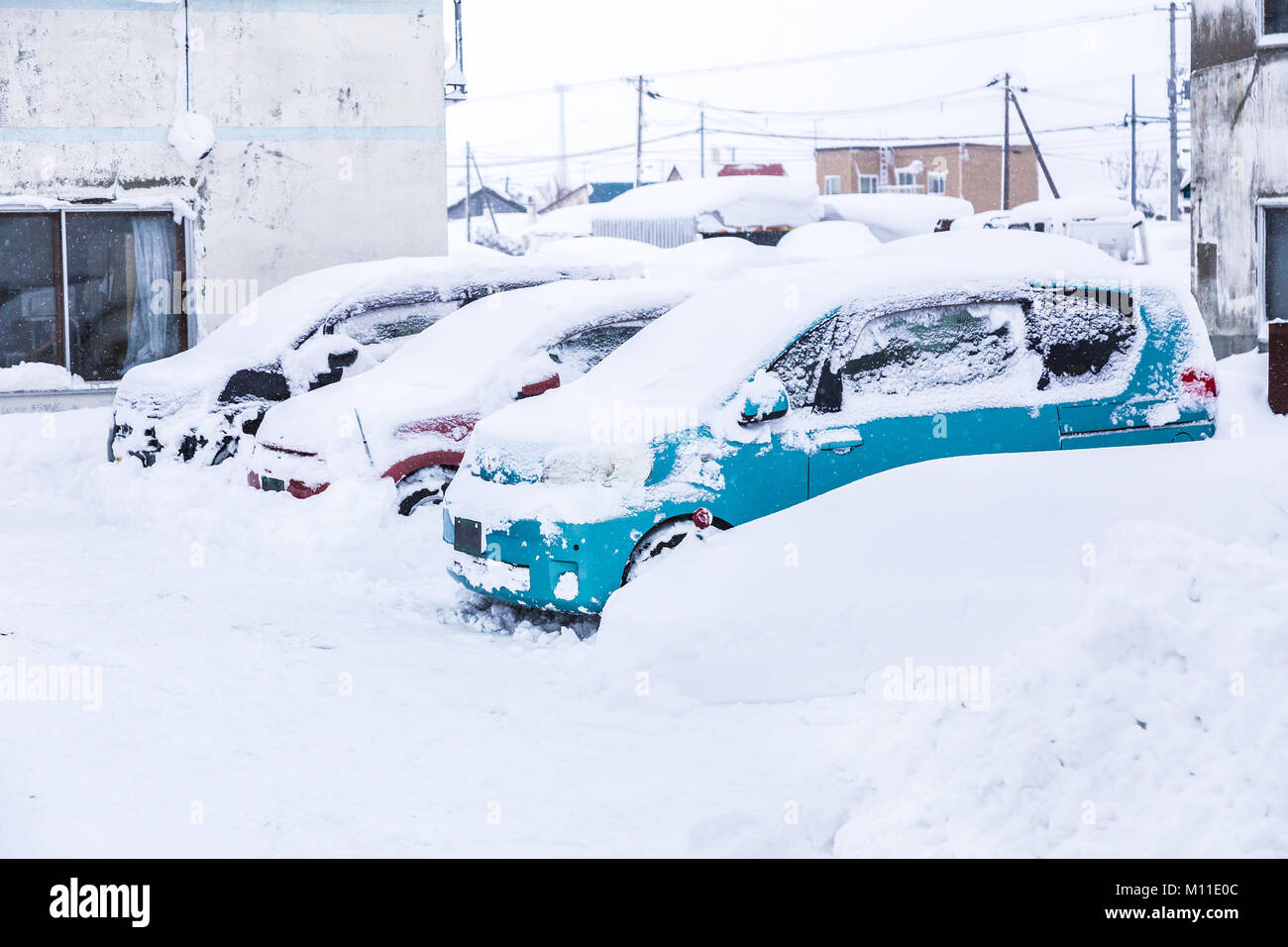 Auto coperto con un sacco di neve durante l'inverno in Hokkaido, Giappone Foto Stock