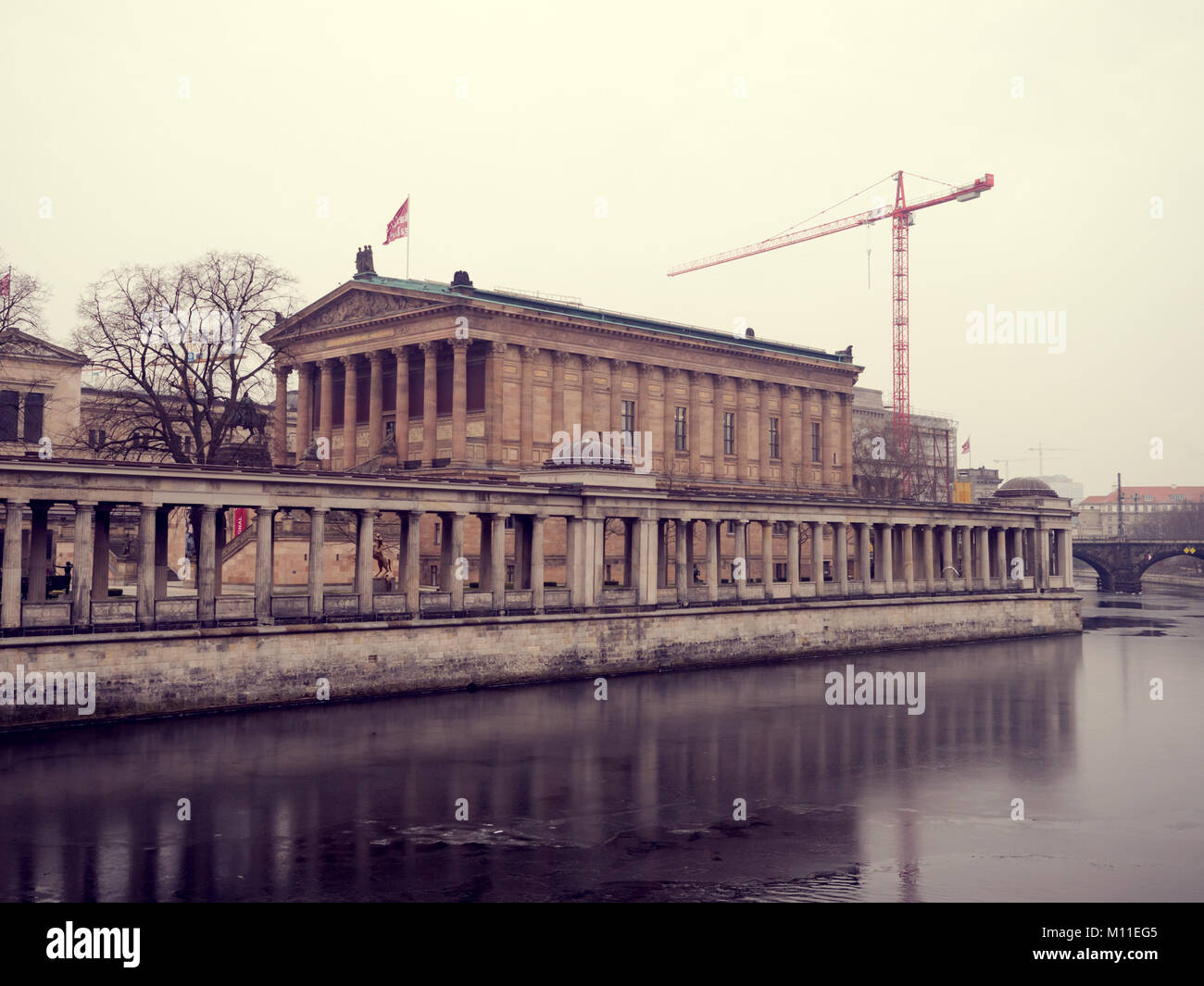 Berlino, Germania - 05 gennaio 2016: la Alte National Galerie museum e il fiume che attraversa Berlino Germania Foto Stock