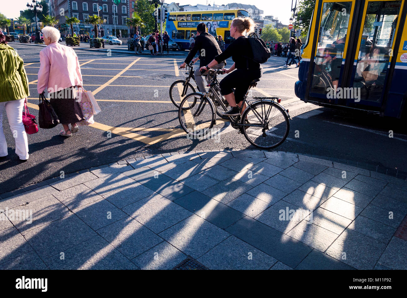 Gli autobus per i ciclisti e i pedoni sul ponte O'Connell Dublino, Irlanda Foto Stock