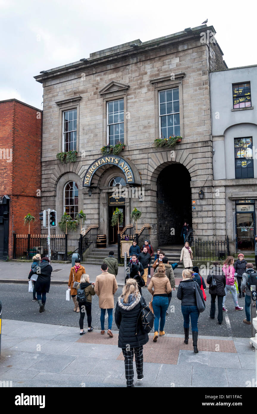 Merchants Arch bar e ristorante, Temple Bar di Dublino, Irlanda Foto Stock