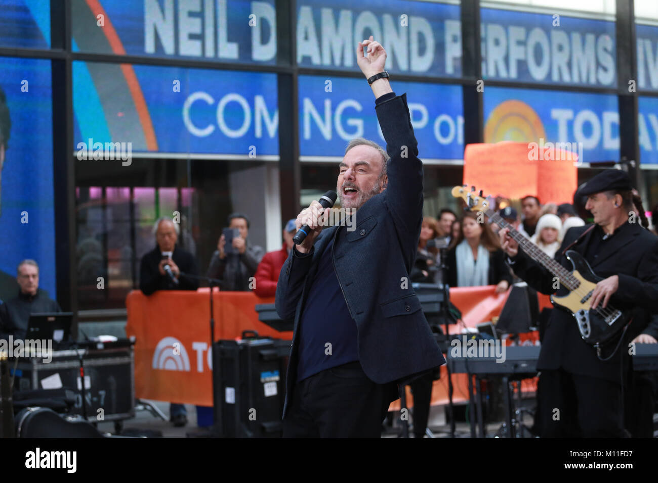 Neil Diamond esegue su NBC's "oggi" al Rockefeller Plaza on Ottobre 20, 2014 in New York City. Foto Stock