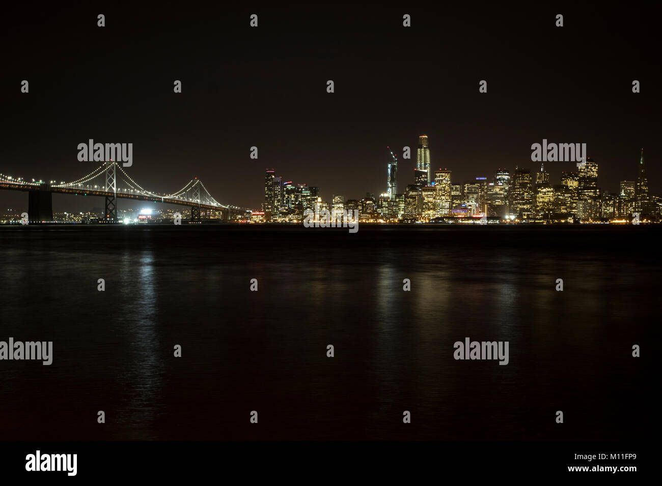 Skyline di San Francisco di Notte con Oakland Bay Bridge Foto Stock