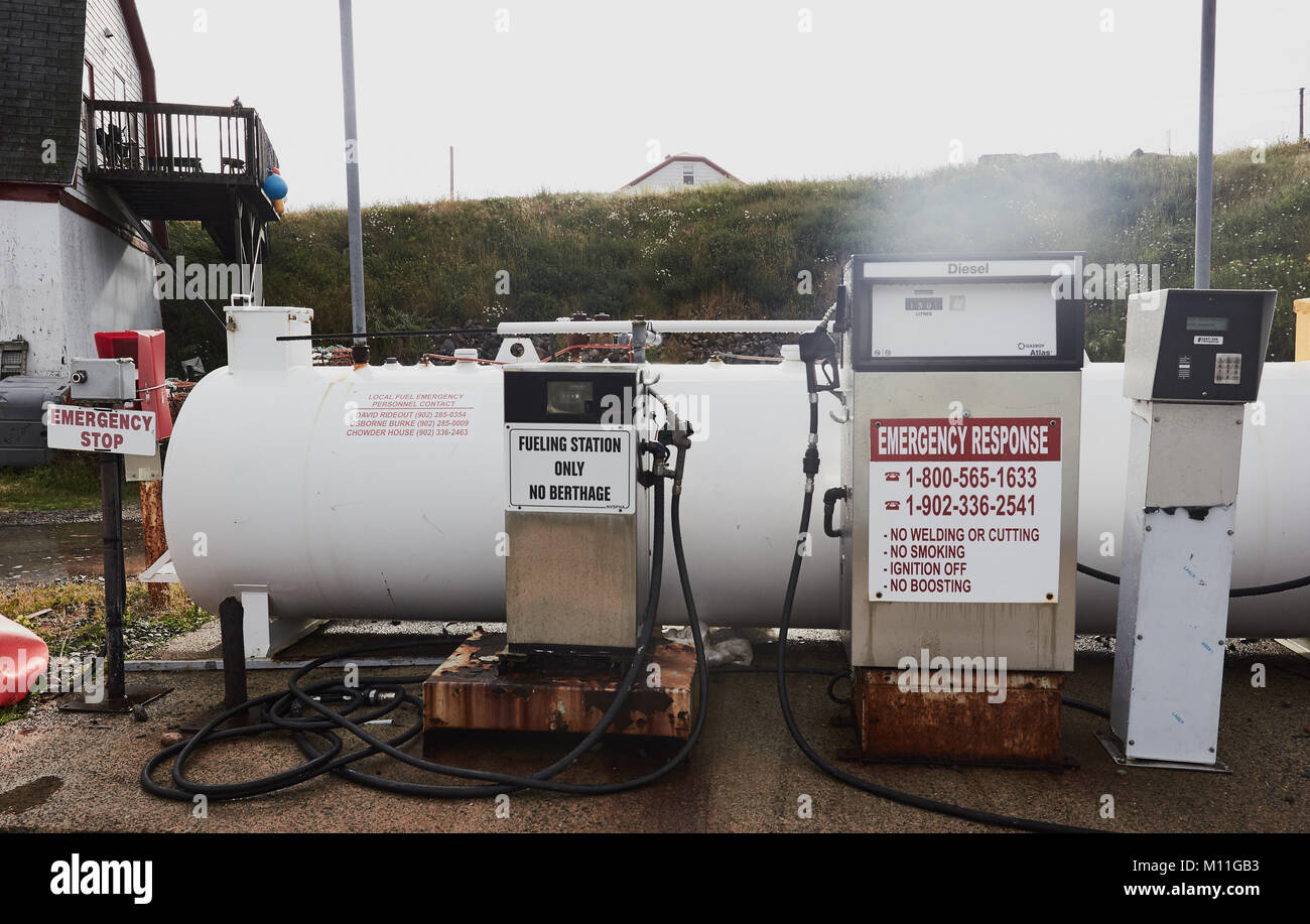 Il carburante diesel per barche e informazioni in caso di emergenza, Neil, Porto Victoria County, Cape Breton Island, Nova Scotia, Canada. Foto Stock