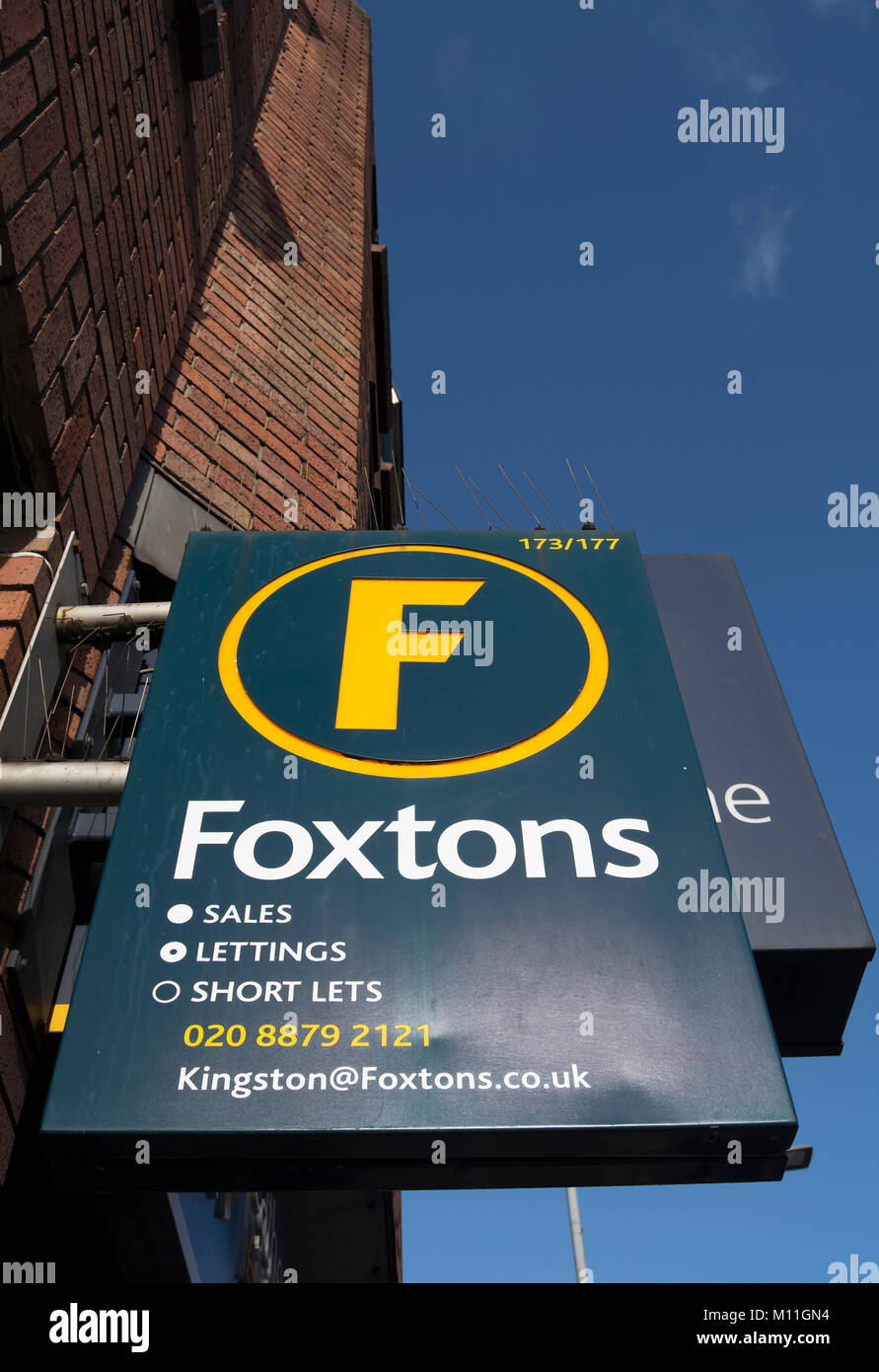 Cartello pubblicitario da appendere per foxtons agente immobiliare a Kingston upon Thames Surrey, Inghilterra Foto Stock