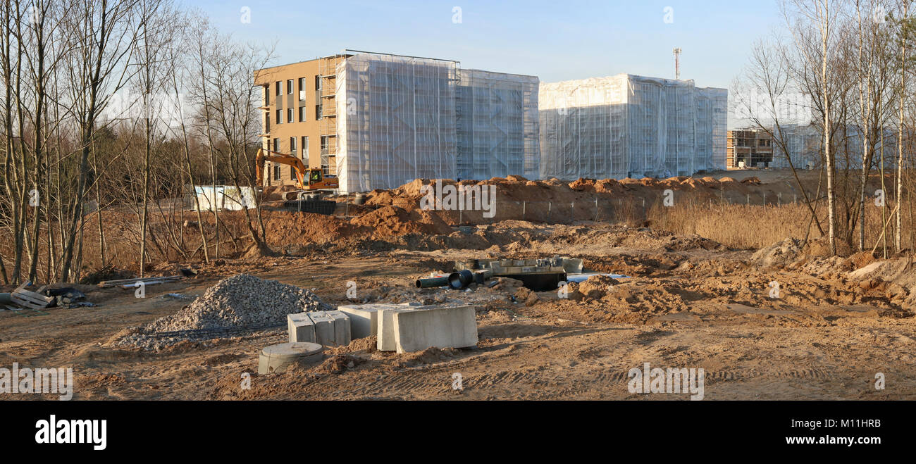 Massa di nuovo le case di produzione nella foresta sono costruite su argilla e sabbia. Il cantiere è il tramonto dell'inverno gennaio giorno. Collag panoramica Foto Stock