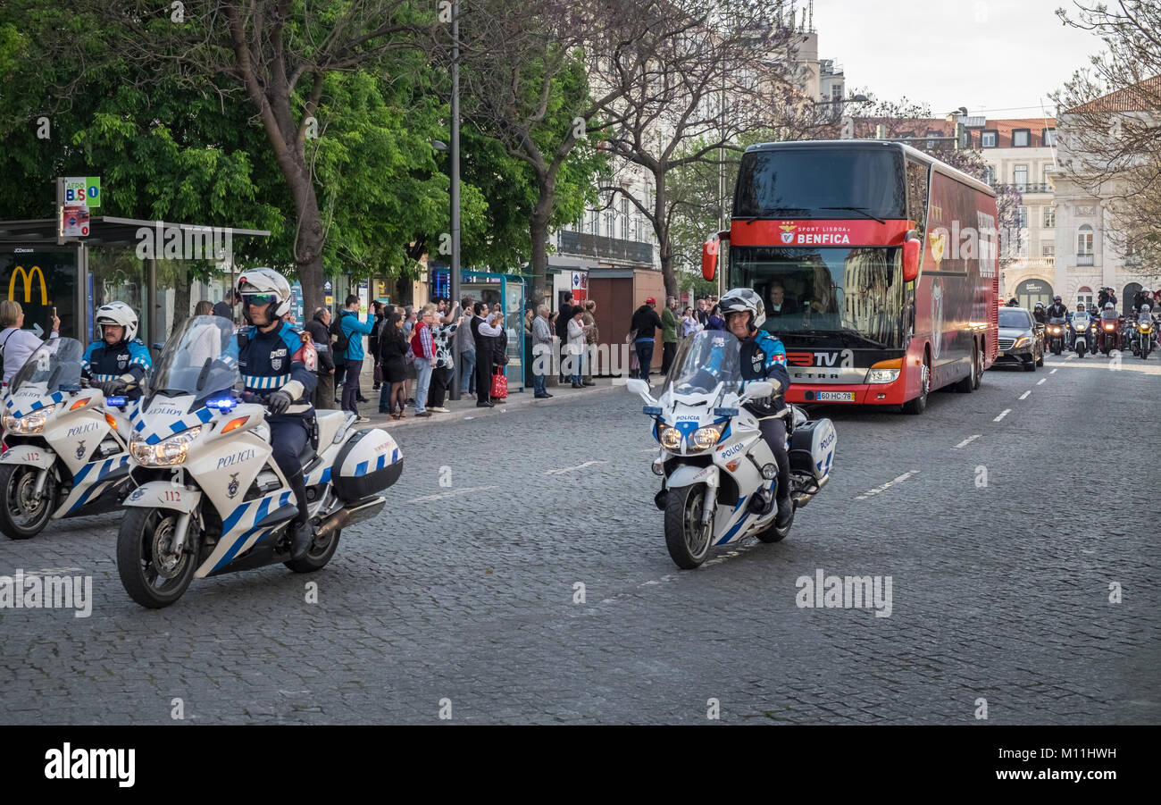 Sport Lisboa e Benfica della squadra di calcio con la polizia moto escort nel centro di Lisbona per festeggiare il successo della loro stagione 2016/17. Foto Stock