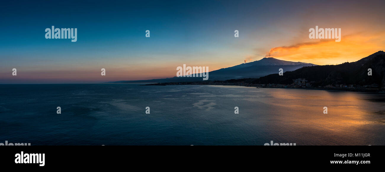 Vista panoramica del vulcano Etna e mare mediterraneo, visto da Taormina, Sicilia Foto Stock