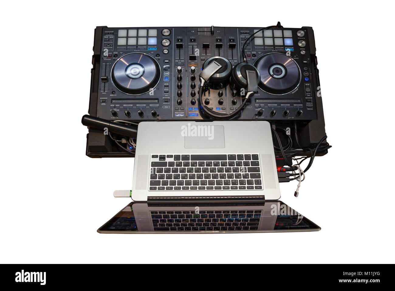 Console di musica e cuffie per DJ. DJ console cd mp4 deejay console di mixaggio musica party in discoteca. DJ console per esperimenti con la musica Foto Stock