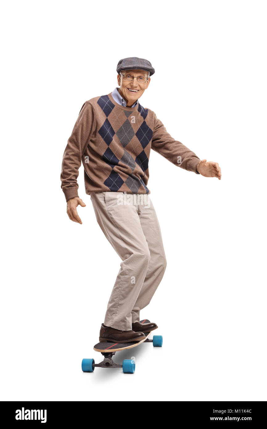 A piena lunghezza Ritratto di un Senior in sella a una longboard e sorridente isolati su sfondo bianco Foto Stock