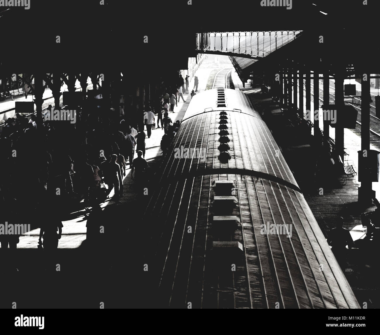 Occupato dalla stazione di Colombo - la capitale dello Sri Lanka. La fotografia in bianco e nero con un sacco di gente non riconoscibile e il tetto del treno. Foto Stock