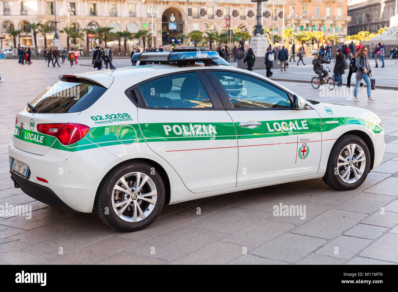 Milano, Italia - 19 Gennaio 2018: Alfa Romeo Giulietta, la polizia italiana pattuglie di auto in Piazza del Duomo, centrale piazza della città di Milano, vista posteriore Foto Stock